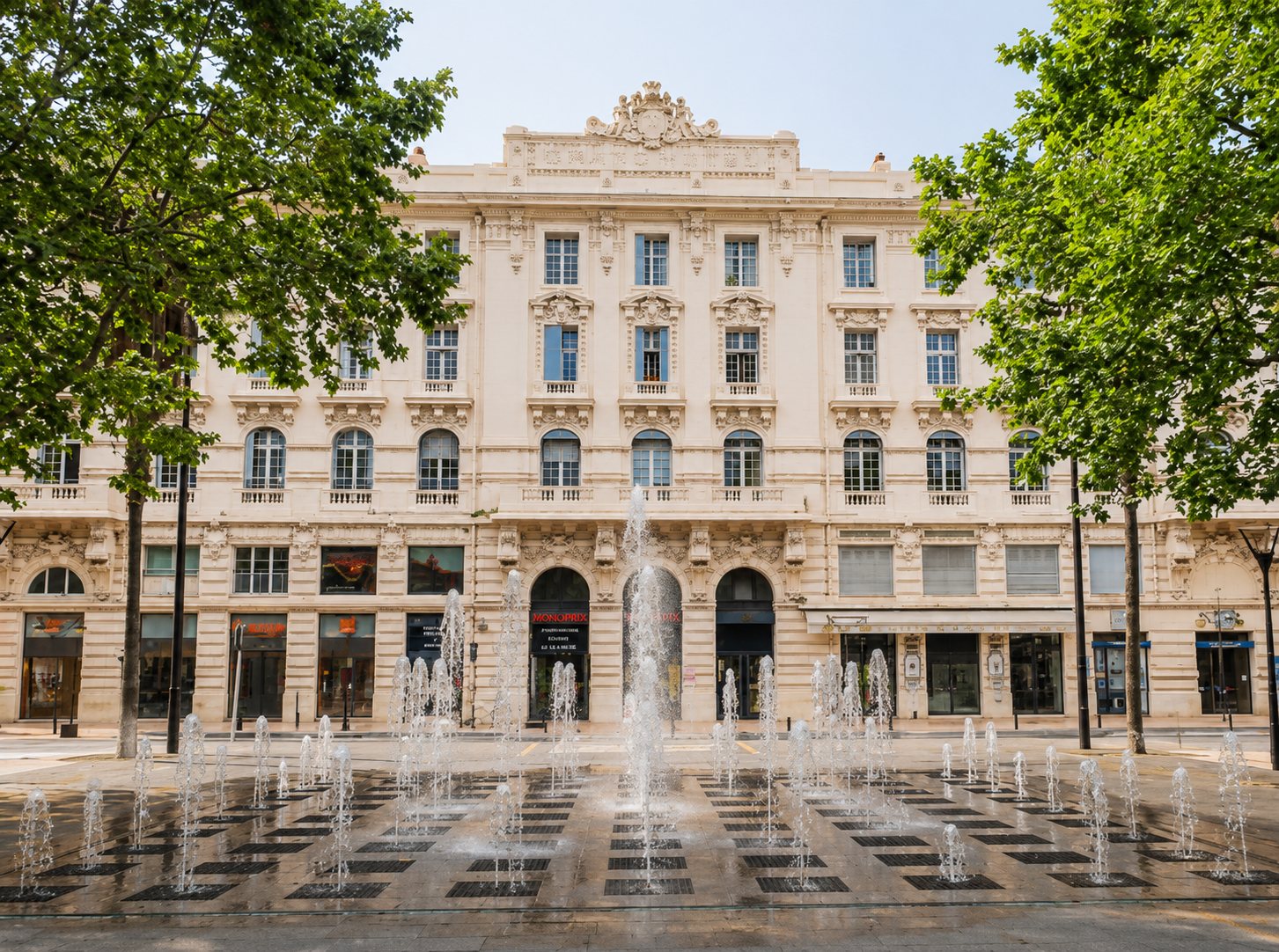 Façade du bâtiment historique qui abrite la Maison AURENA